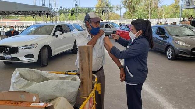 Adulto mayor en triciclo recibe vacuna