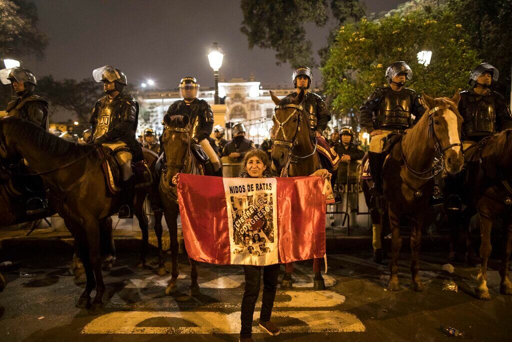 Protestas frente al Congreso de Perú.