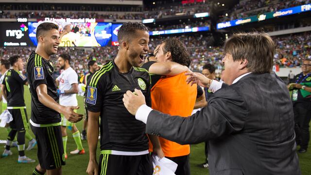 Giovani dos Santos y Miguel Herrera
