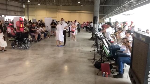 Adultos mayores bailando