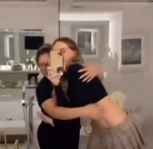 Mamá de Peso Pluma le habría dado un anillo a Belinda en nombre del cantante