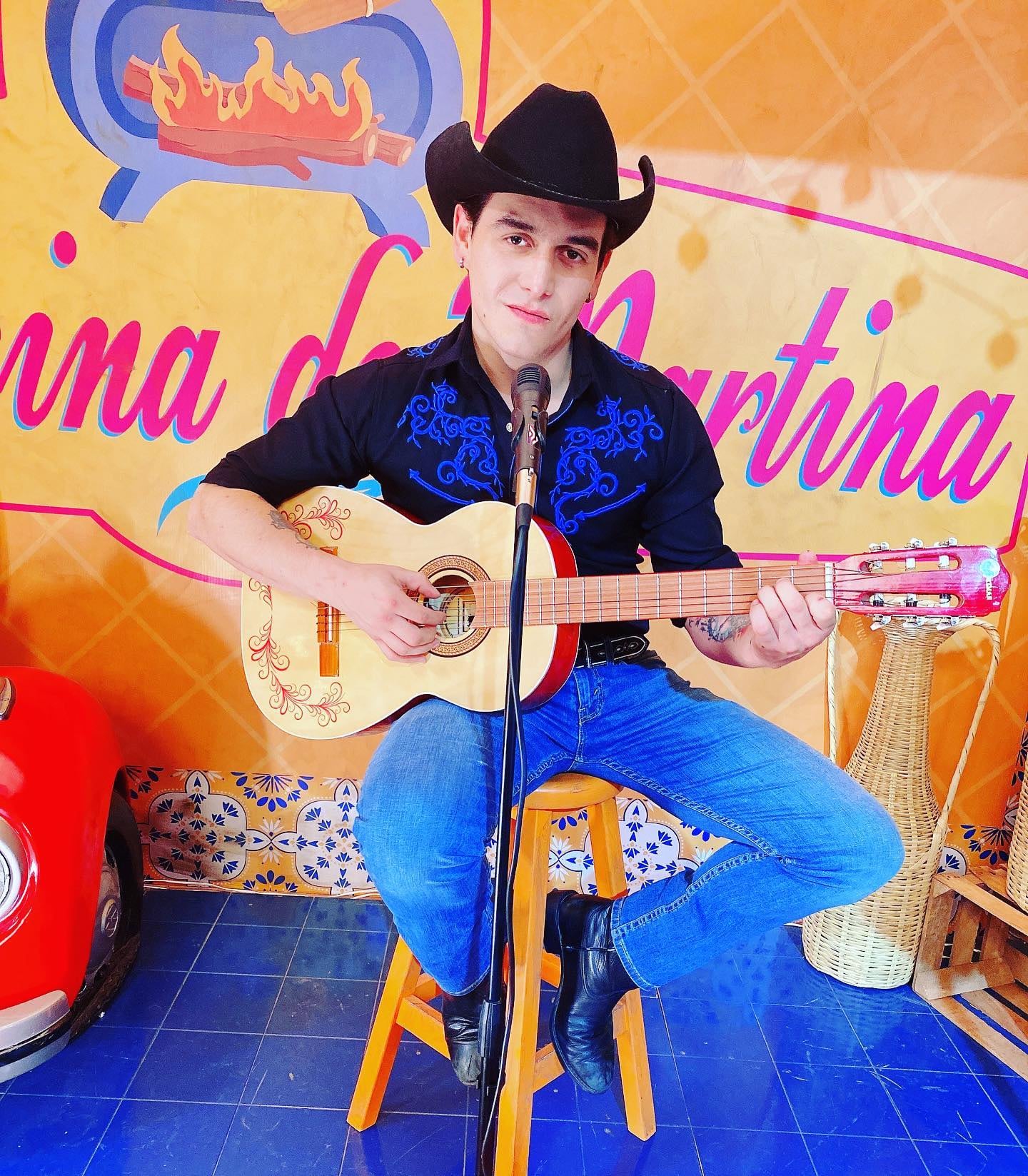 Julián Figueroa, cantante.