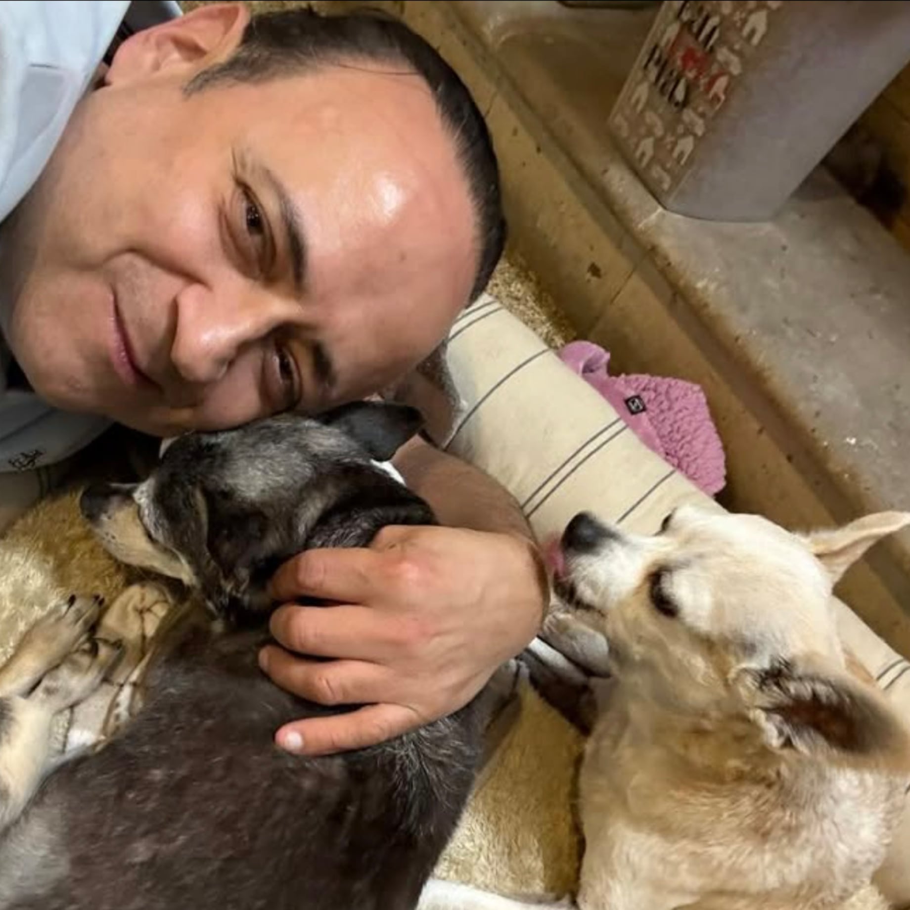 Lalo España tiene el corazón roto por la muerte de ‘Mariachi’, un querido integrante de su familia
