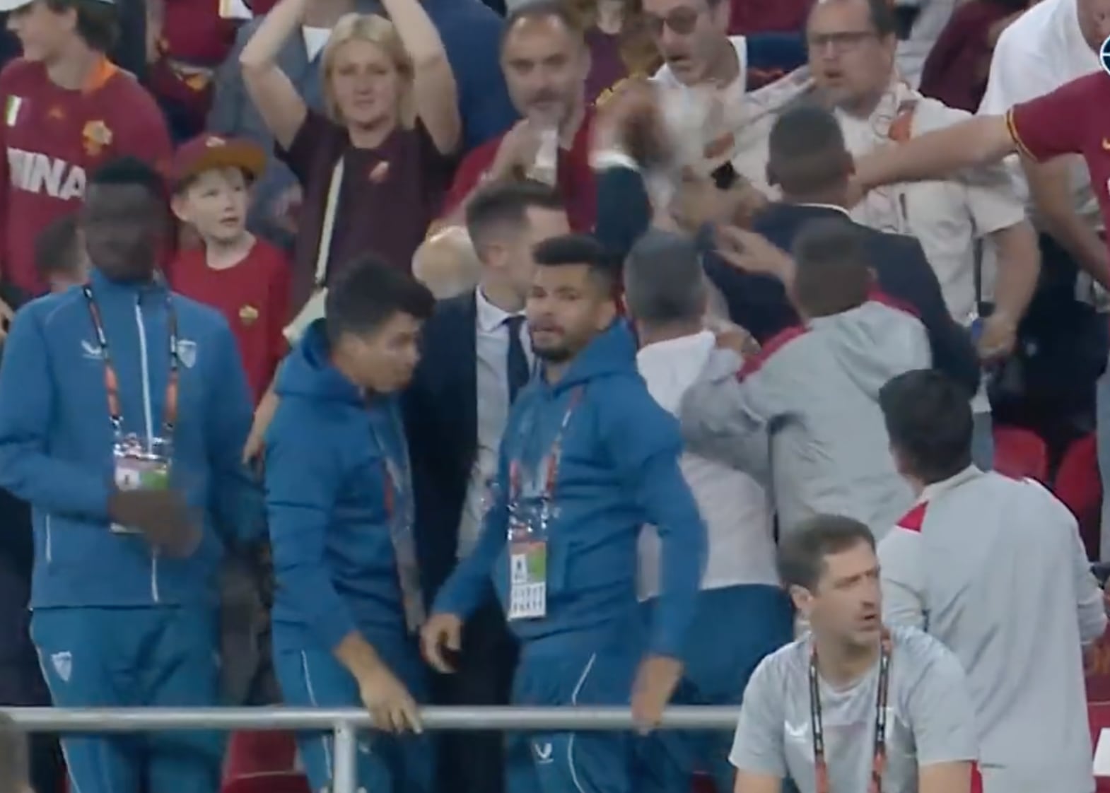 Tecatito Corona fue agredido por fans de la Roma en la final de la Europa League