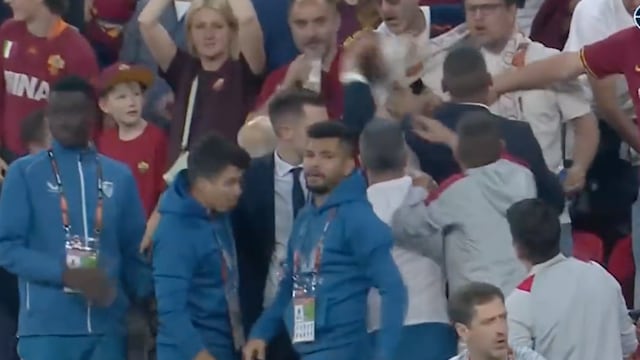 Tecatito Corona fue agredido por fans de la Roma en la final de la Europa League