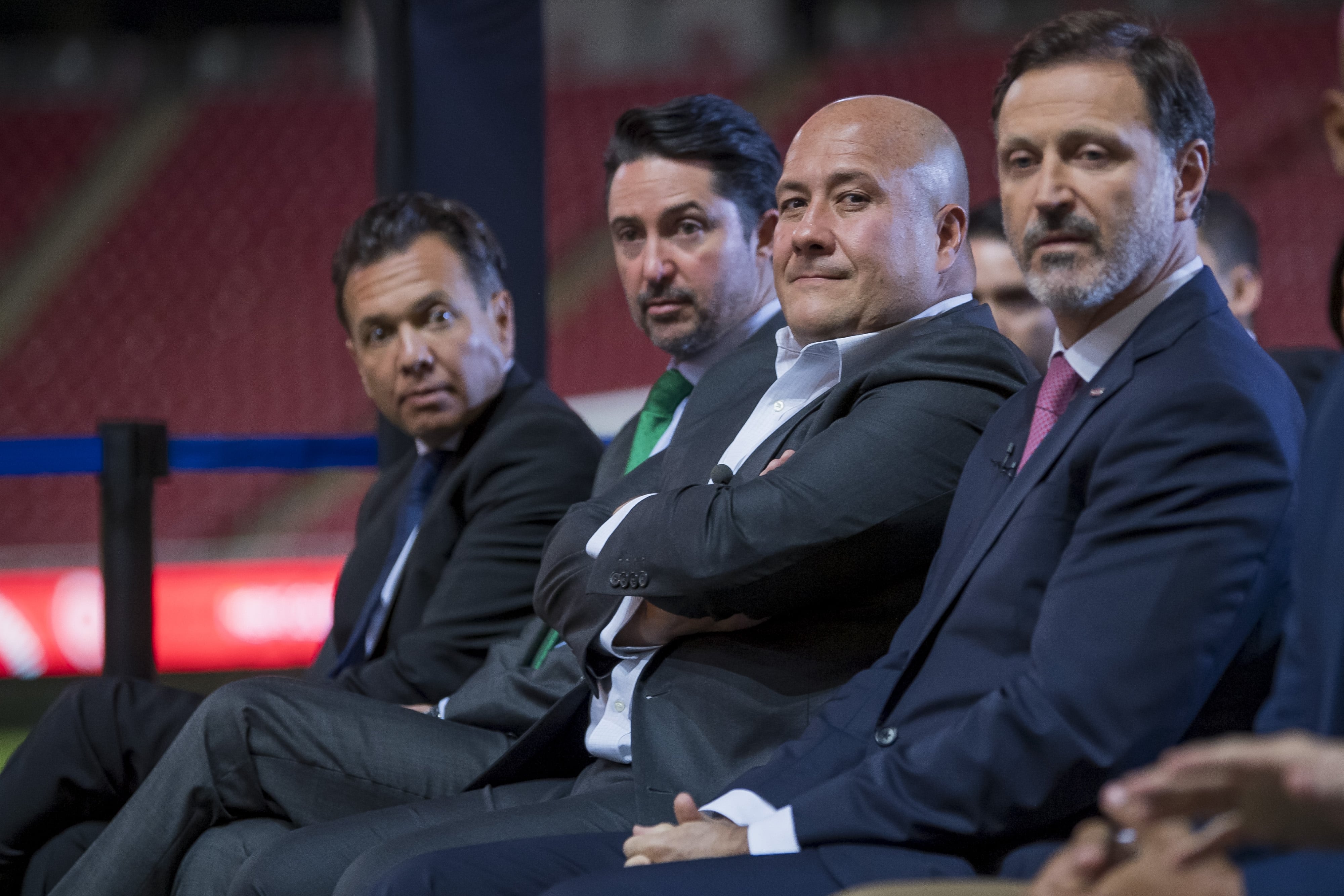 Enrique Alfaro con directivos del futbol mexicano.