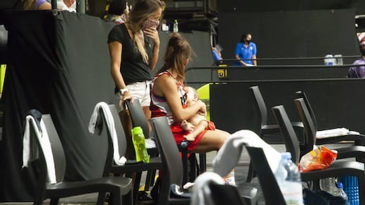 Antonella González amamanta a su hijo en el medio tiempo