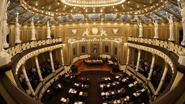 Congreso de Puebla. Críticas a Morena por defender construcción de plaza de toros.