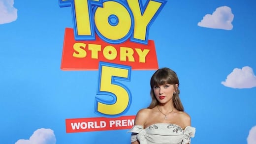 Taylor Swift canta en vivo en el estreno mundial de Toy Story 5
