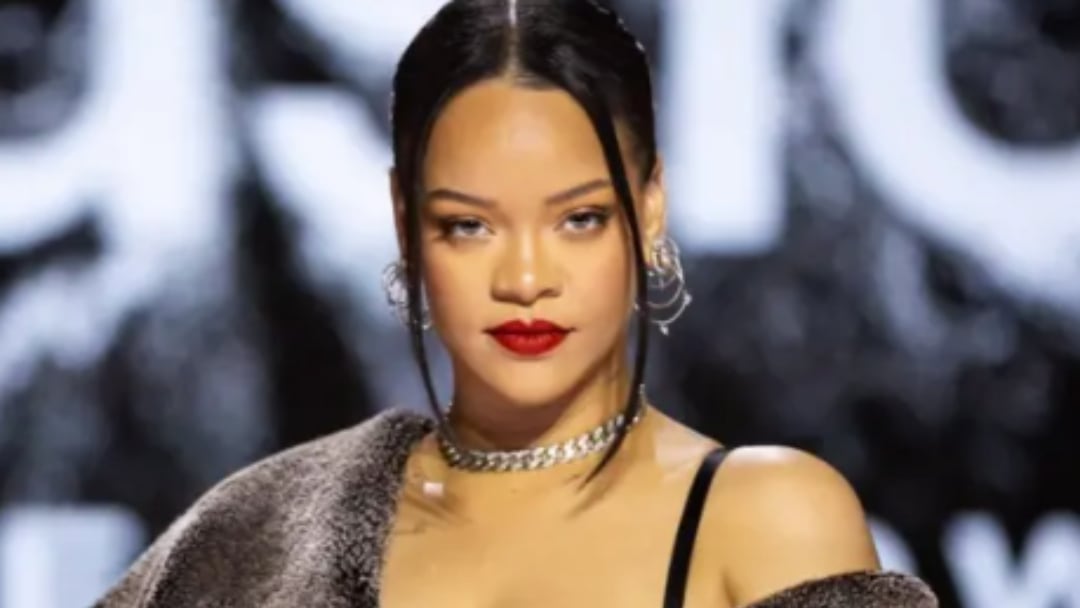 Rihanna cautiva Crop Over Festival de Barbados con revelador vestuario de pedrería