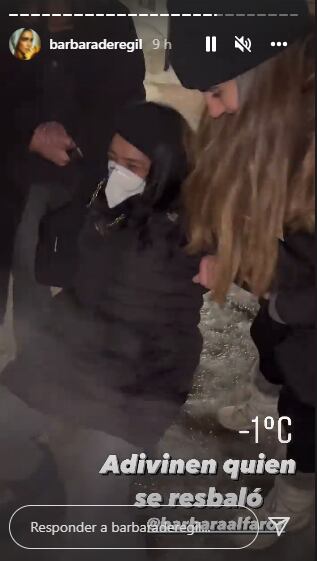 Bárbara de Regil besa a su esposo Fernando Schoenwald.