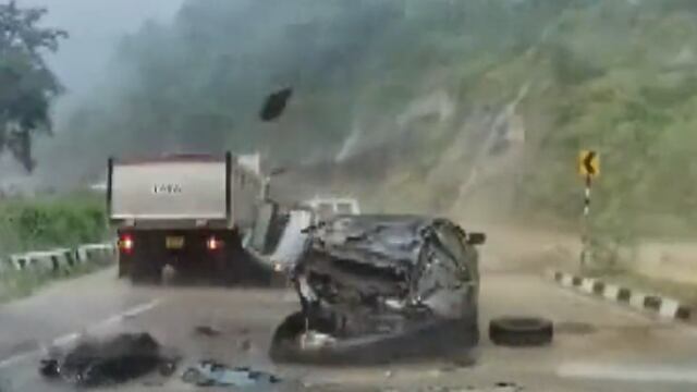 Una roca cae sobre carretera en la India, aplasta a dos coches y mata a dos personas