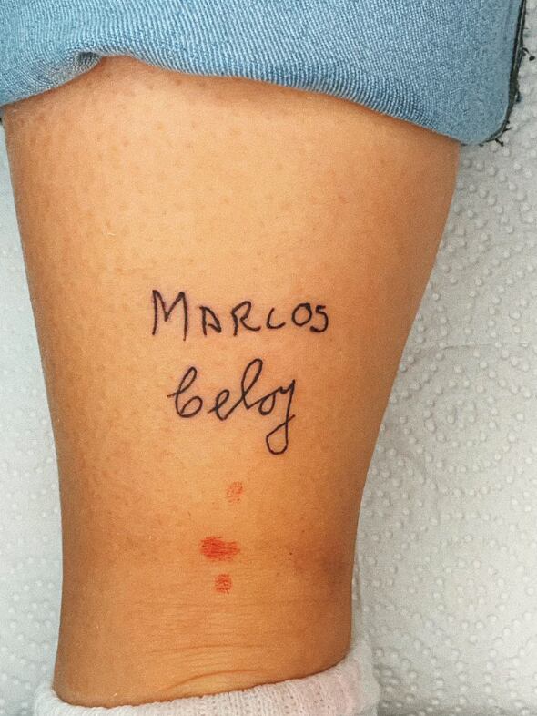 Se tatúa el nombre de sus abuelitos