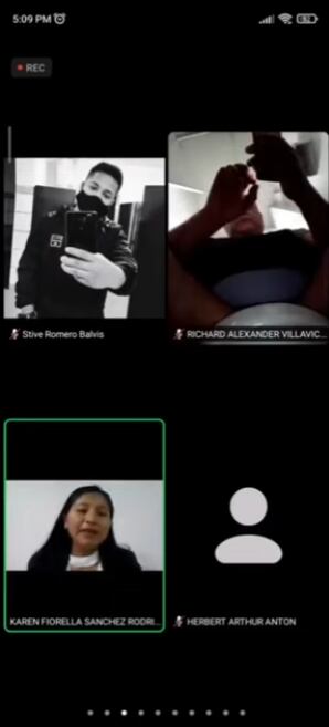 Maestro olvida apagar videollamada de clase virtual y alumnos lo ven en el baño