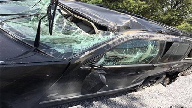 Camioneta del coordinador sufre cerrón