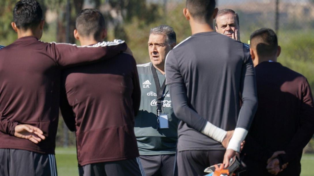 Gerardo Martino  mantiene una plática con sus pupilos.