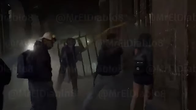 Hombres intentan derribar puertas del gobierno de CDMX