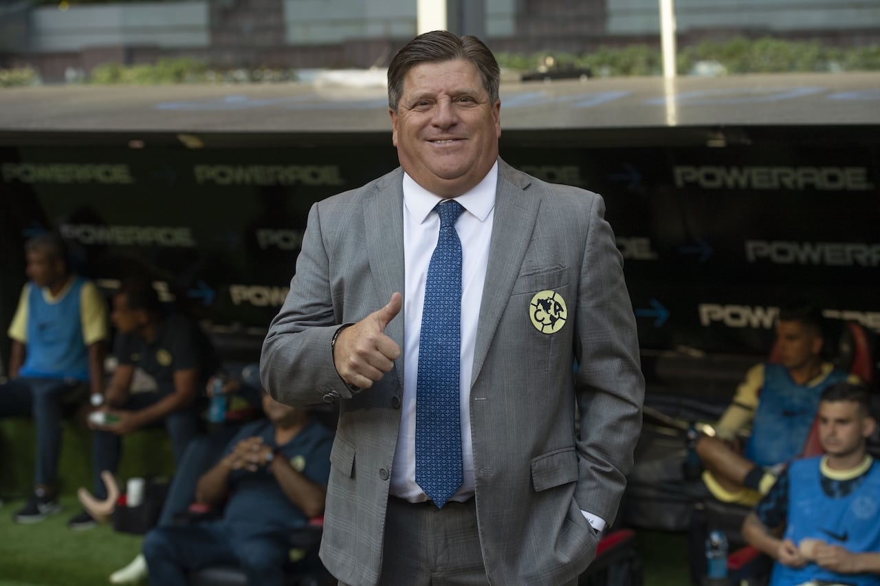 Miguel Herrera saluda en la banca del Azteca