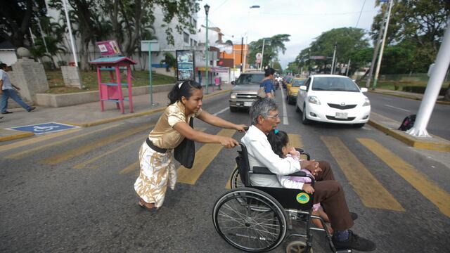 Apoyo a persona con discapacidad motriz.