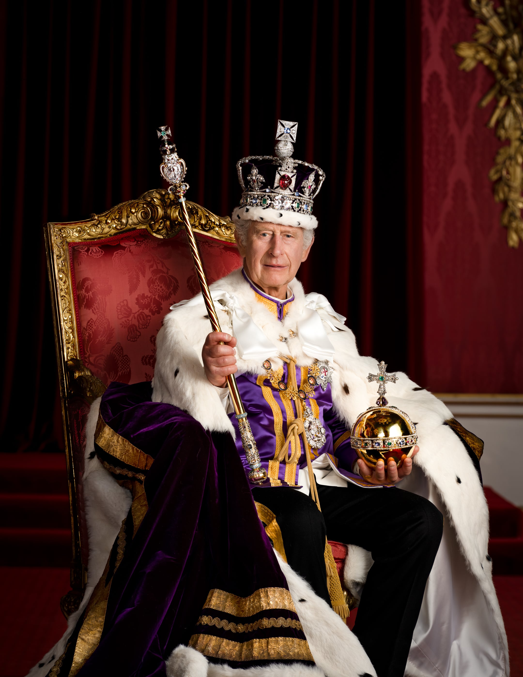 El rey Carlos III ya tiene foto oficial, pero falta su propio hijo: el príncipe Harry