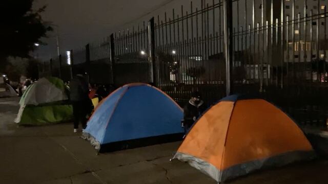 Acampan afuera de la Arena Monterrey para comprar boletos para Bad Bunny