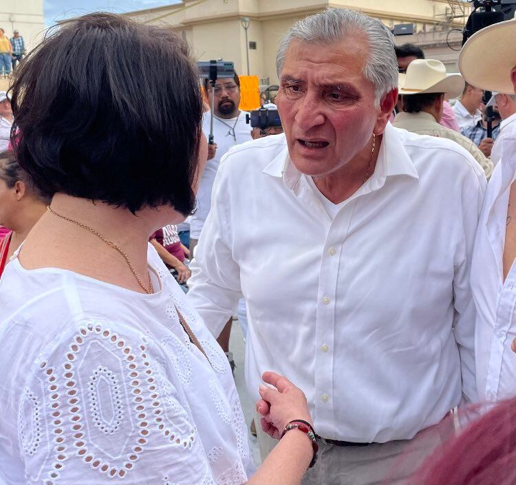 Adán Augusto López es apodado "patán augusto" tras codazo a diputada