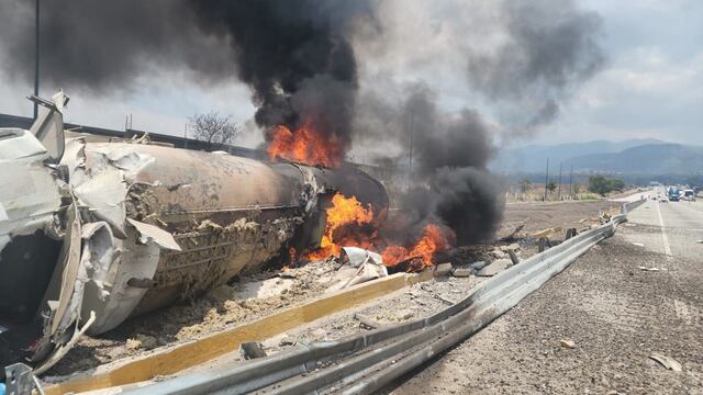 Autopista México-Puebla: Volcadura e incendio de pipa de diésel causa cierre total a la circulación.