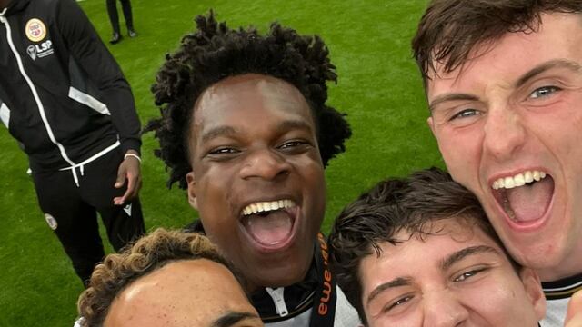 Selfie del Bromley tras el ascenso