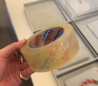 Diurex como pulsera que vende Balenciaga