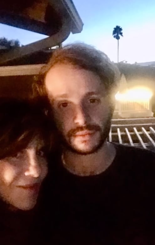 Rebecca Jones y su hijo Maximiliano Camacho.