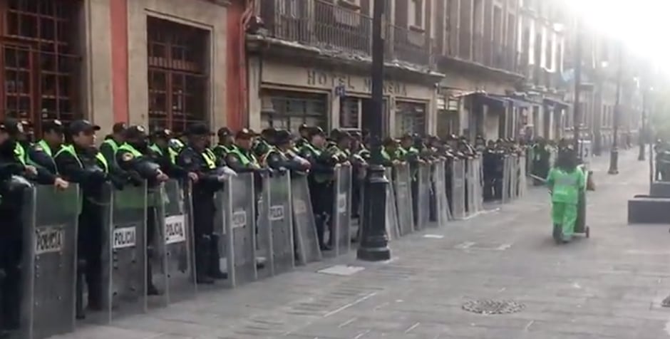 Marcha Ayotzinapa hoy 26 de septiembre: despliegan policías en Palacio Nacional