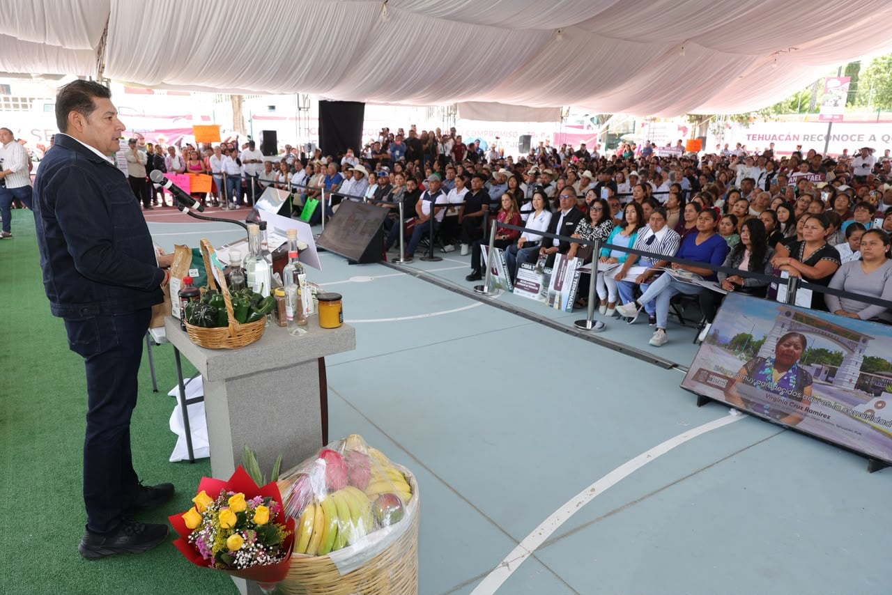 Alejandro Armenta entrega apoyos al campo y anuncia obras en Tehuacán.