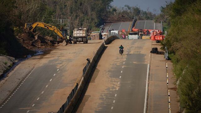 Autopista libramiento a Pie de la cuesta partida con daños en un tramo de 8 metros de ancho por huracán Otis