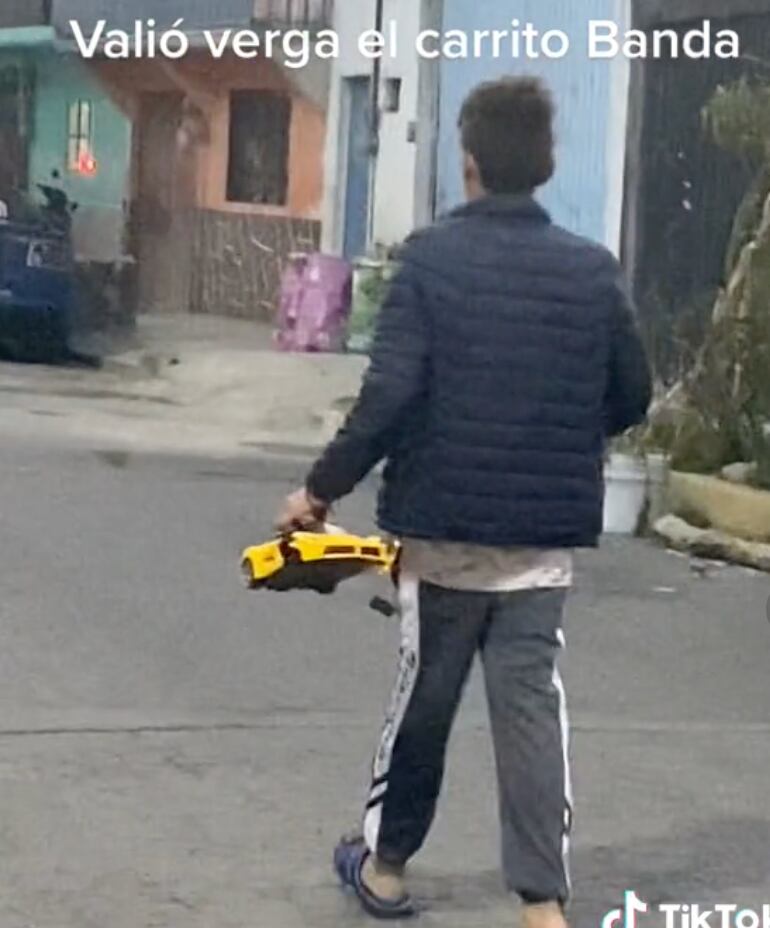 carrito de juguete termina atropellado