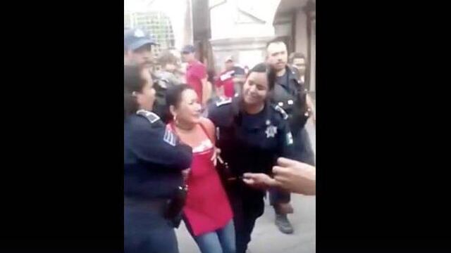 Indignación por detención de vendedora de elotes.