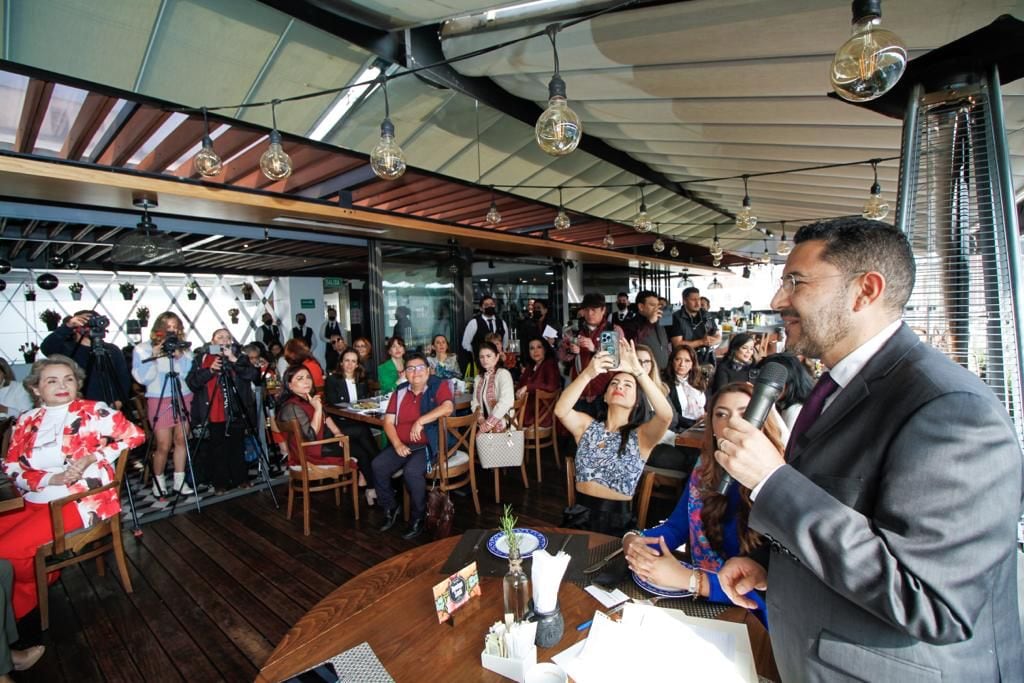 Martí Batres en reunión con mujeres