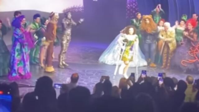 Lucero Mijares ofrece función con pie fracturado