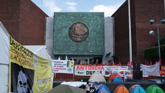 Plantón a las afueras de la Cámara de Diputados.