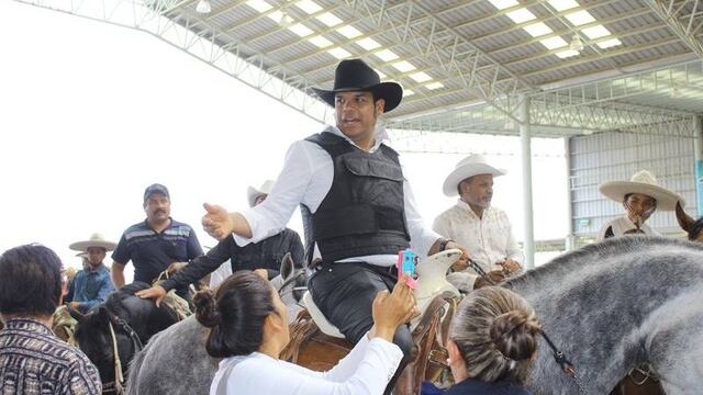 Marco Flores. Campaña a caballo y con chaleco antibalas.
