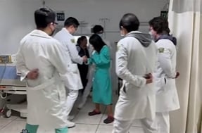 Internos del IMSS celebran XV años de paciente y le bailan el vals