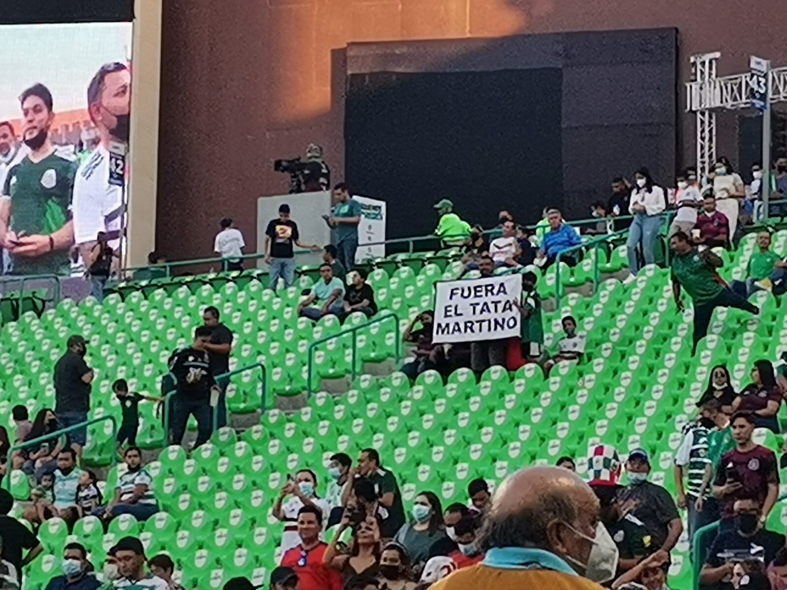 Los fans del Tri cantan 'Fuera Tata' en el Estadio Corona.