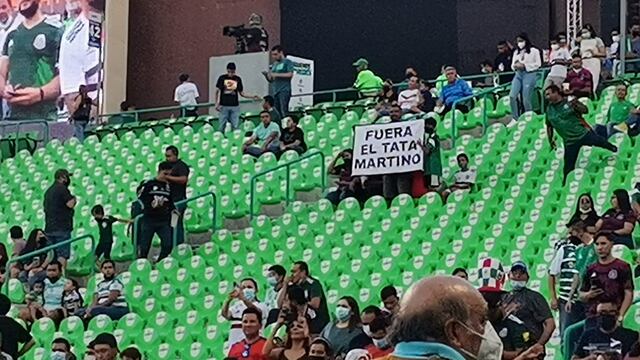 Los fans del Tri cantan 'Fuera Tata' en el Estadio Corona.