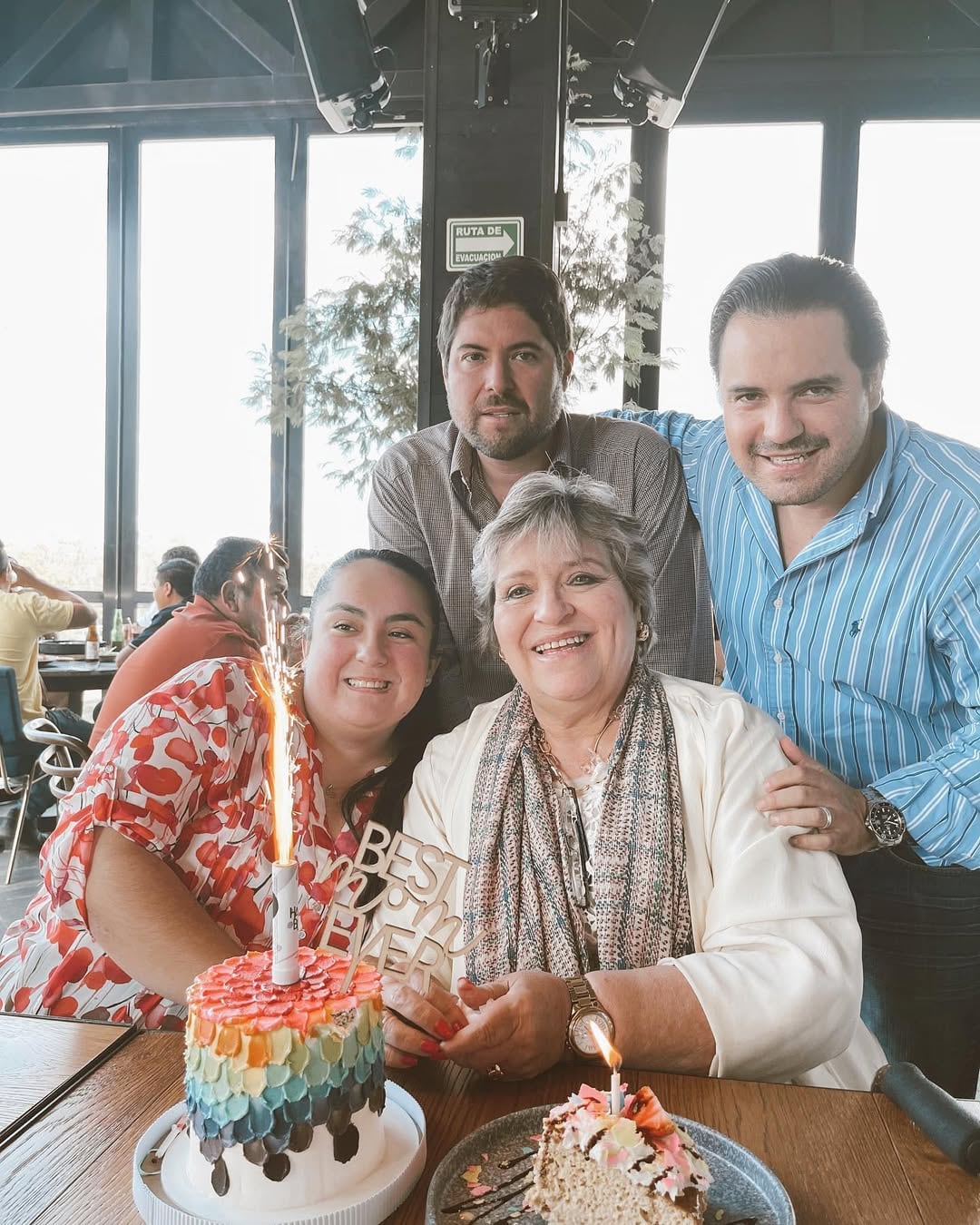 Rosa Elena Miller con sus hijos; María Julia Esqueda Miller, Ismael Esqueda Miller y Pedro Esqueda Miller.