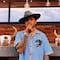 Christian Nodal regala chaleco a pequeña fan (VIDEO)