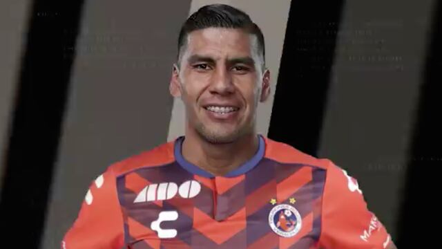 Carlos Salcido ataviado con la casaca del Tiburón.