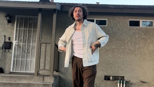 Él es Sebastian Romero, el cantante mexicano que ha pegado en TikTok por sus letras románticas