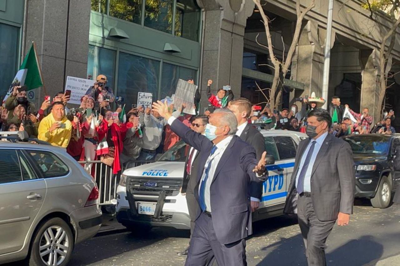 NUEVA YORK, ESTADOS UNIDOS, 09NOVIEMBRE2021.- Andrés Manuel López Obrador, Presidente de México, saluda a simpatizantes que lo esperaban afuera de su hotel. El mandatario se encuentra en Nueva York para participar en el Consejo General de la ONU.
FOTO: CUARTOSCURO.COM