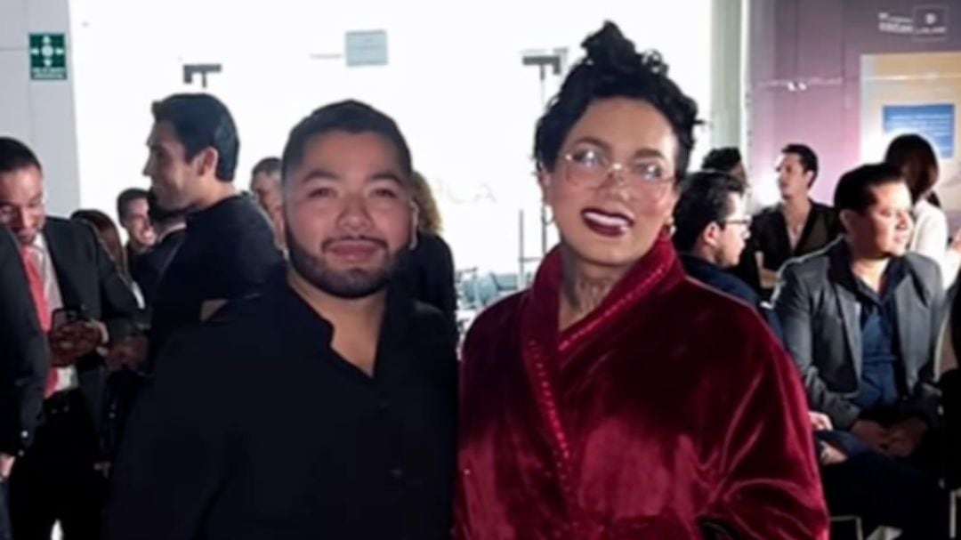 VIDEO: Paola Suárez inaugura negocio con su look más rebelde; bata y pantuflas