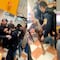 VIDEO: Policías de la CDMX se pelean con cliente de una taquería