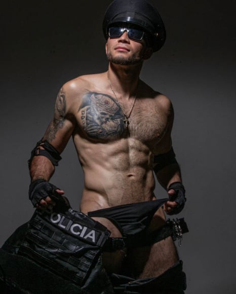 Sr. Indomable es el hombre que se disfrazó de policía en el video para adultos de Mujer Luna Bella